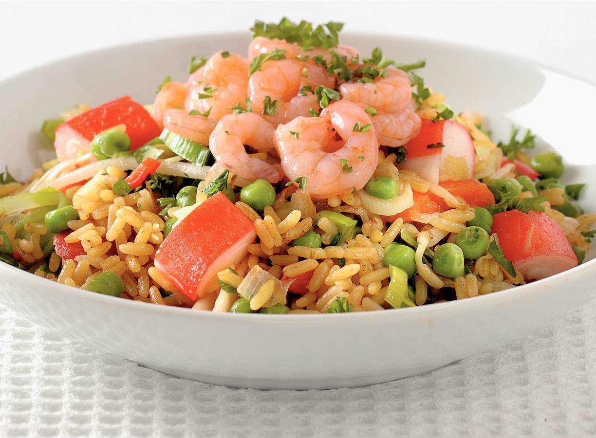 Kerrierijst met surimi en garnalen