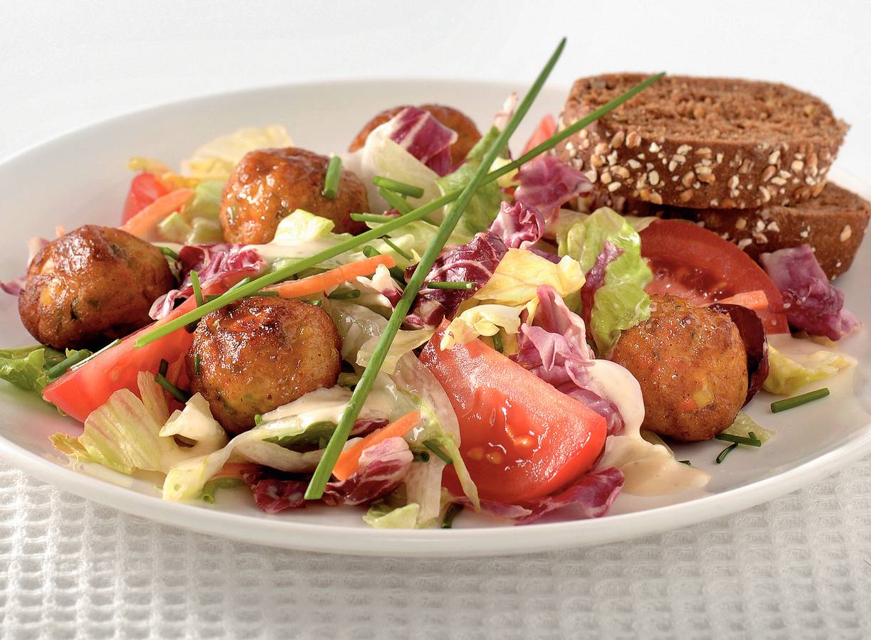 Salade met groenteballetjes en caesardressing