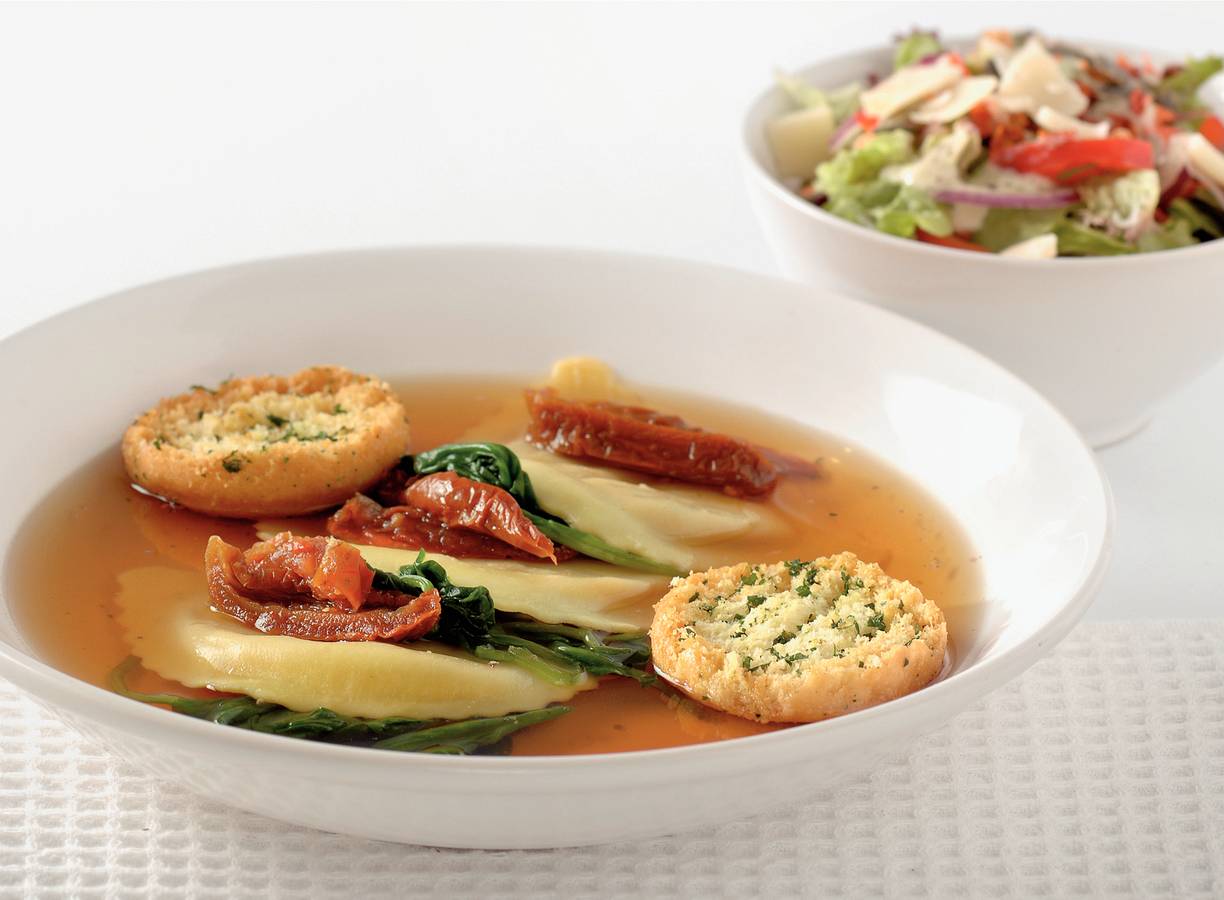 Pasta in bouillon van zongedroogde tomaten