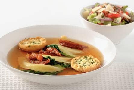 Pasta in bouillon van zongedroogde tomaten