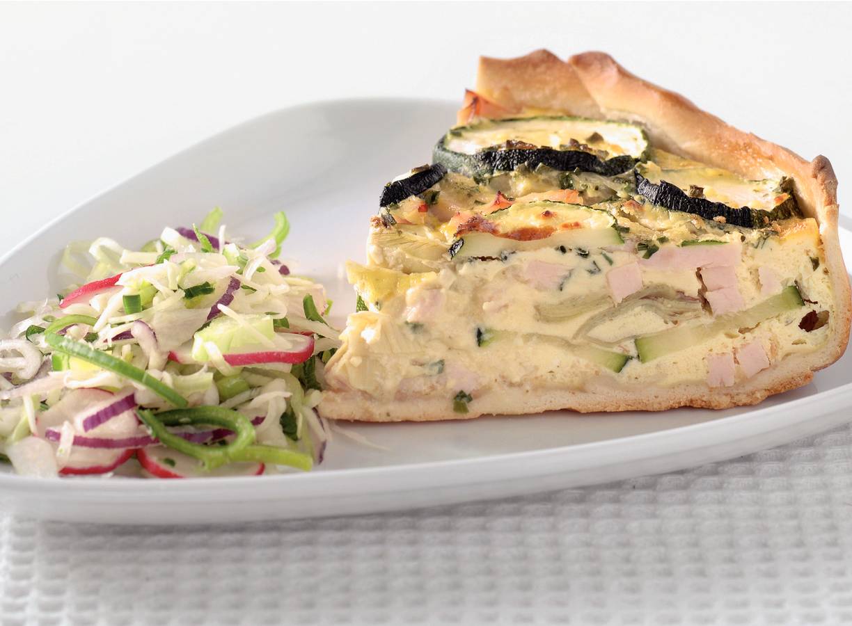 Hartige taart met gerookte kip en courgette