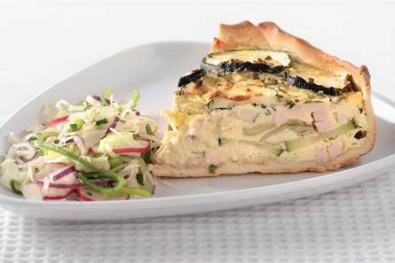 Hartige taart met gerookte kip en courgette