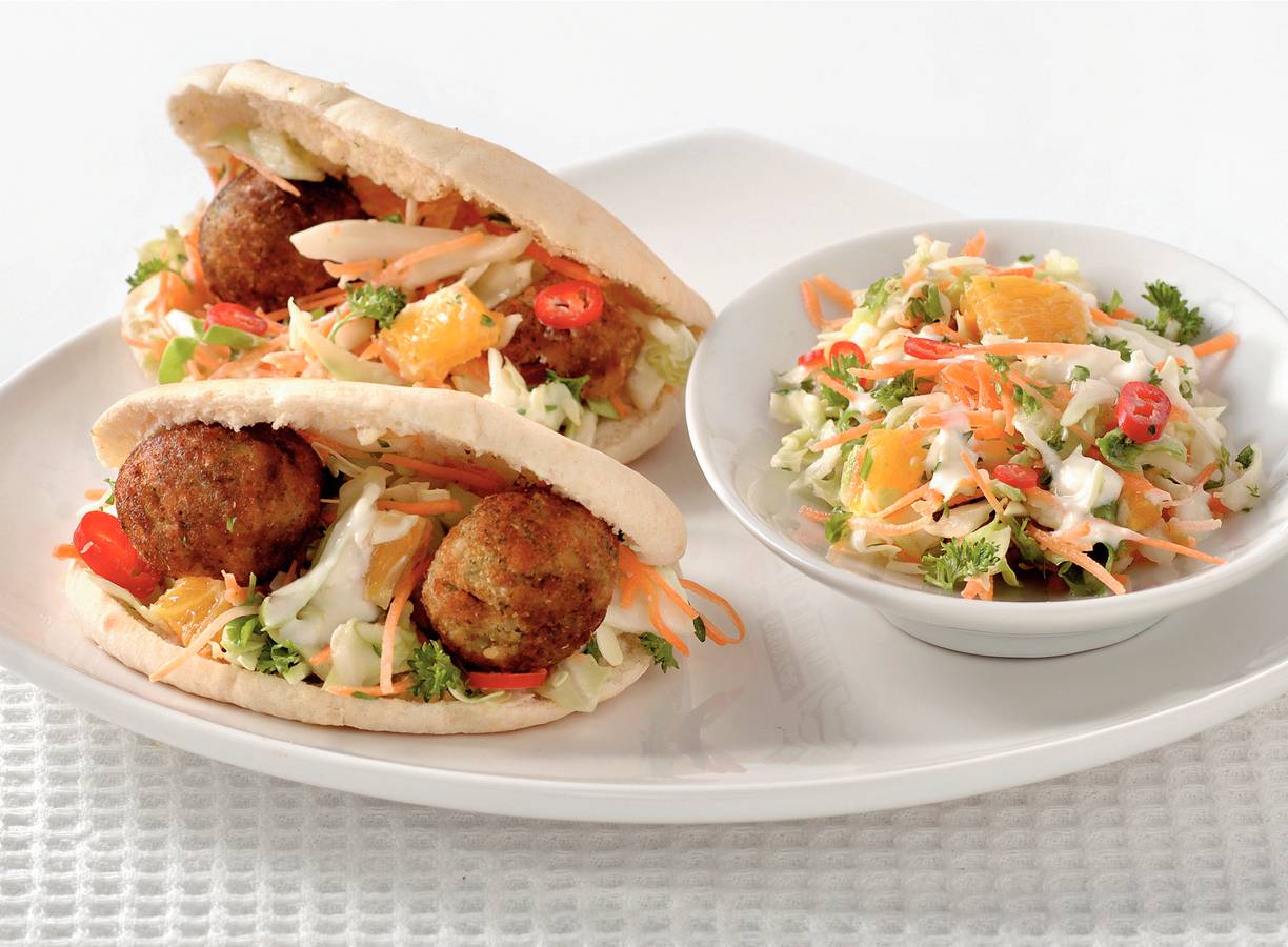 Shoarmabroodjes met falafel en pittige koolsla