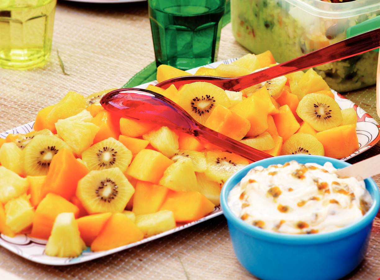 Tropische fruitsalade met passievruchtenroom