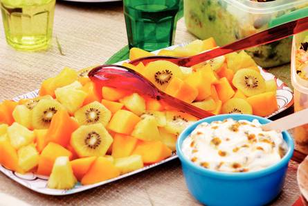 Tropische fruitsalade met passievruchtenroom