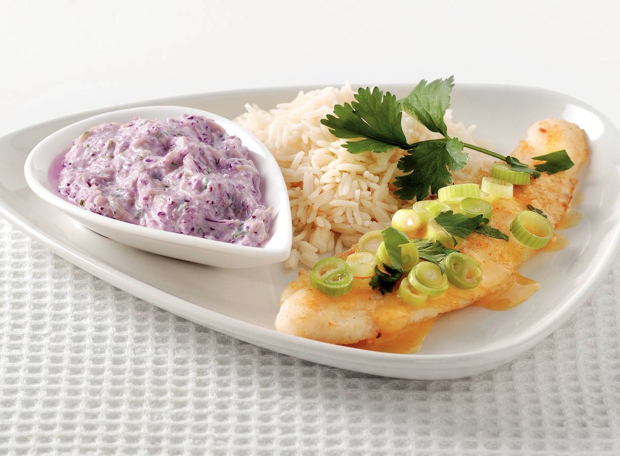 Vis met curry en yoghurtraita