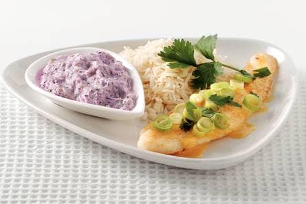 Vis met curry en yoghurtraita
