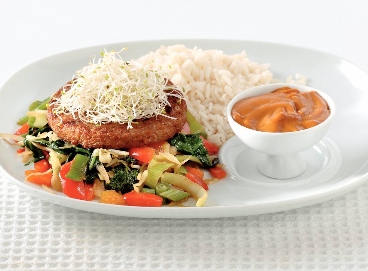 Roerbaksalade met satéburger