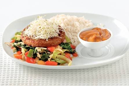 Roerbaksalade met satéburger