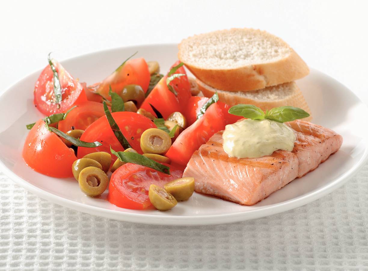 Gegrilde zalm met tomaten-olijvensalade