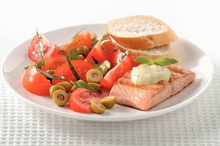 Gegrilde zalm met tomaten-olijvensalade