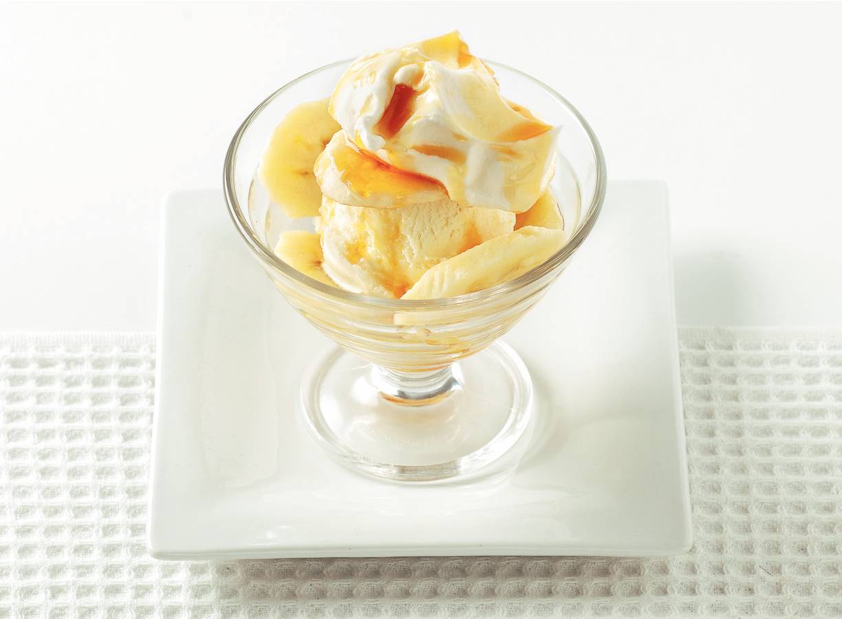 Roomijscoupe met banaan en slagroom