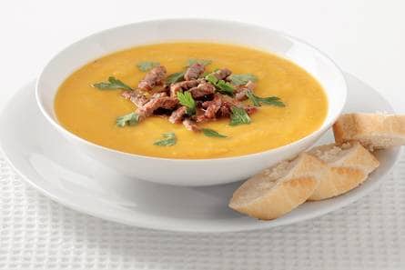 Pompoensoep met runderreepjes en stokbrood