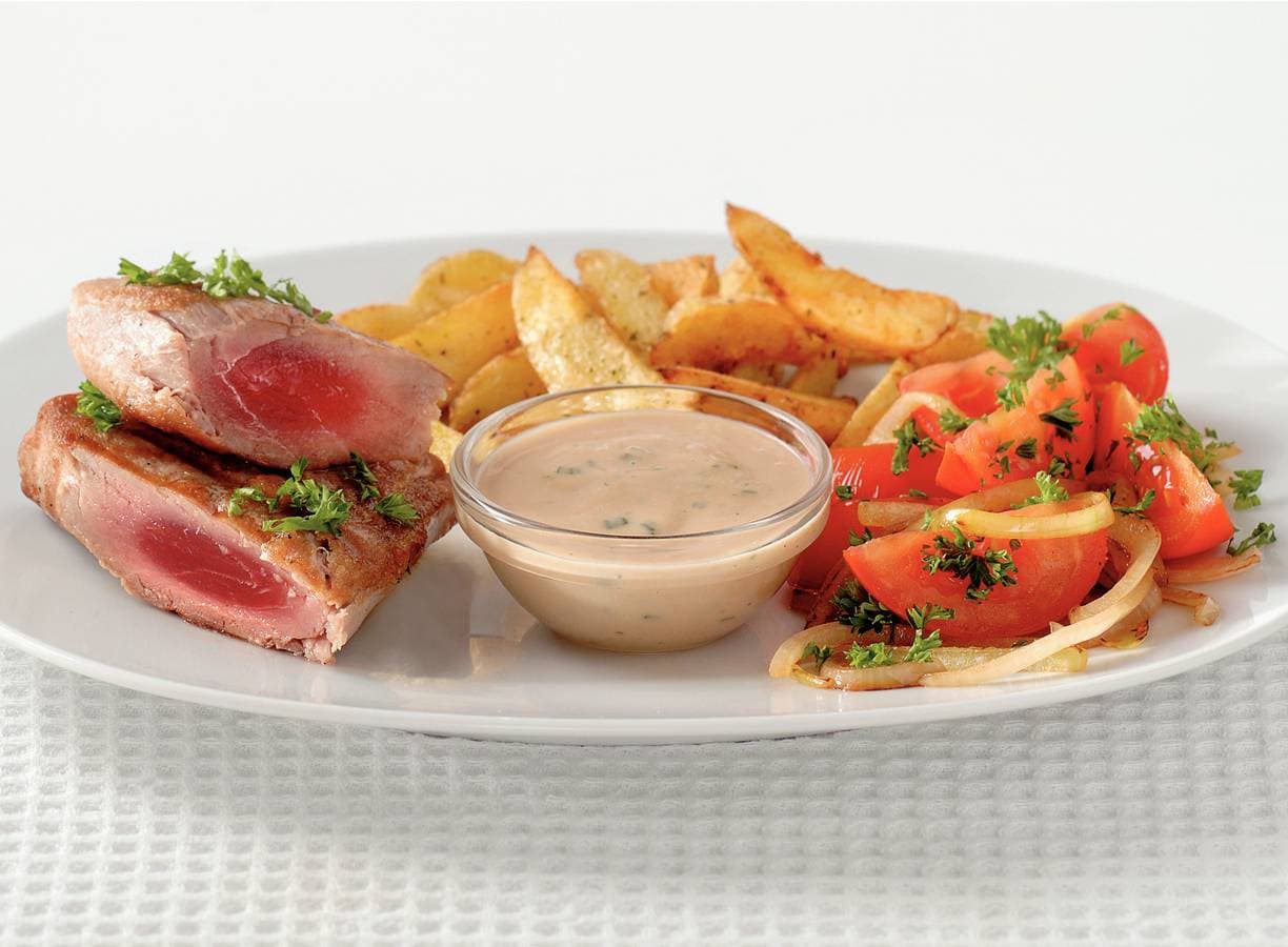 Gegrilde tonijnsteak met pepersaus