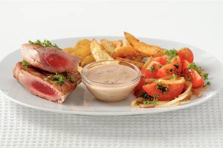 Gegrilde tonijnsteak met pepersaus