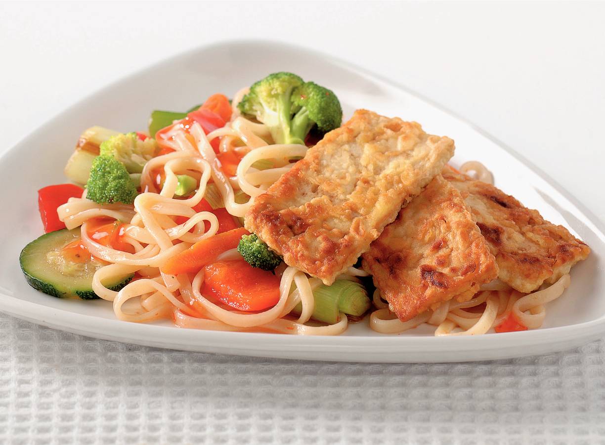 Wokmie met chilisaus en tofukrokantjes