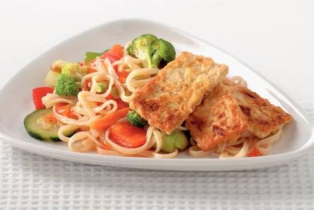 Wokmie met chilisaus en tofukrokantjes