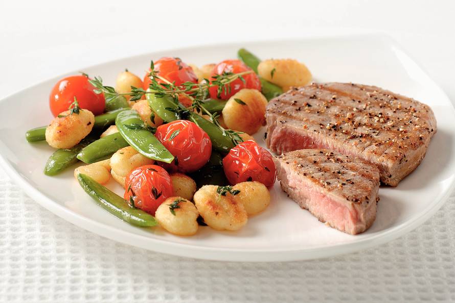 gnocchi met tomaat, tijm en tonijn - recept - allerhande - albert heijn