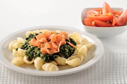 Pasta met spinaziesaus en gerookte zalm