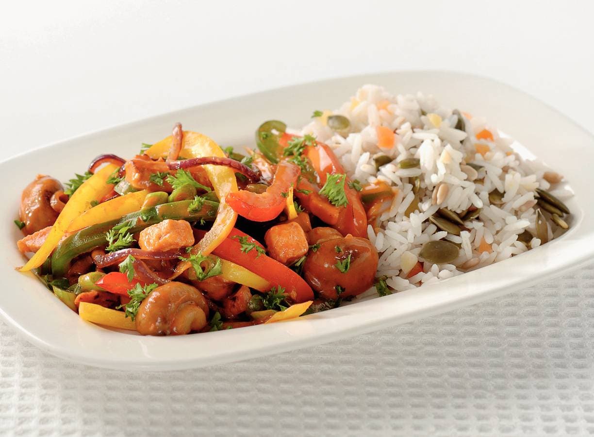 Stroganoffschotel met groenten en notenrijst