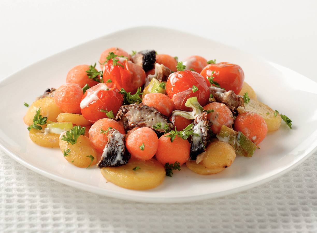 Lauwwarme salade met gerookte haring