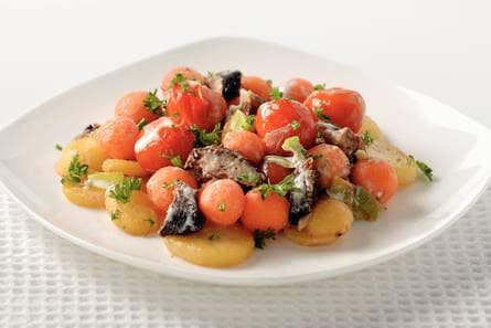 Lauwwarme salade met gerookte haring