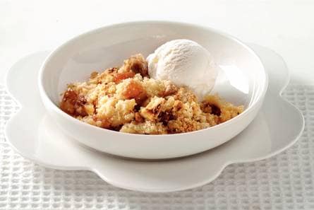 Appel-rozijncrumble met vanille-ijs