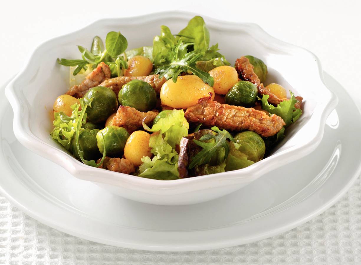 Lauwwarme salade met kalfsschnitzelreepjes