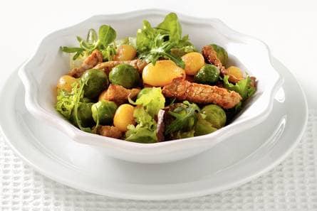 Lauwwarme salade met kalfsschnitzelreepjes