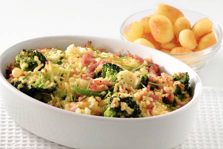Bloemkool-broccolischotel met ham en kaas