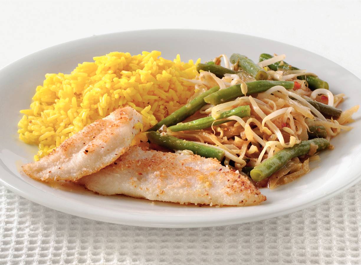 Gepaneerde pangasiusfilet met gele rijst