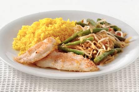 Gepaneerde pangasiusfilet met gele rijst