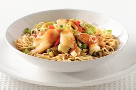 Chinese wokvis met groenten en mie