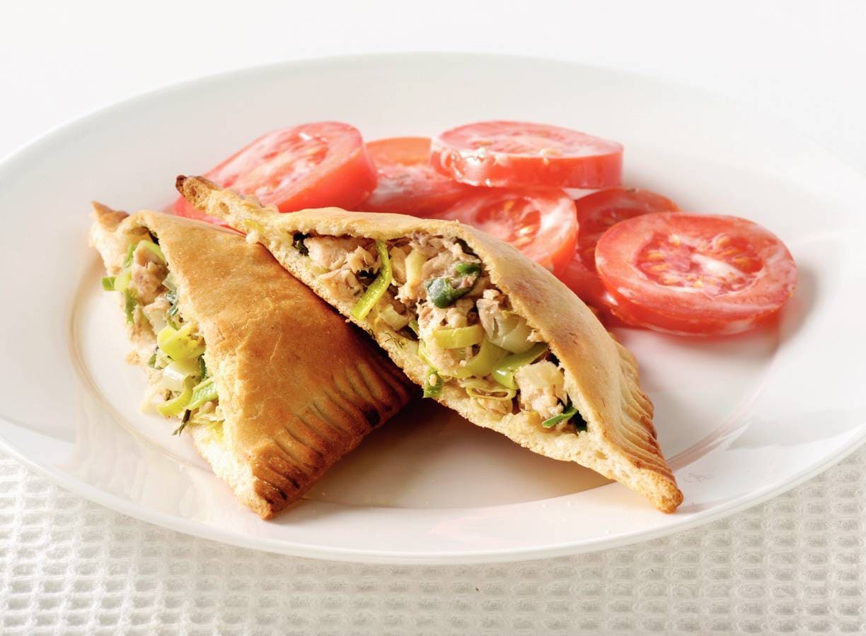 Vis-preipakketjes met tomatensalade