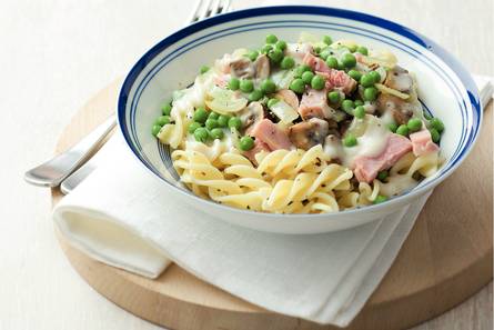 Pasta met ham en tuinerwten in roomsaus