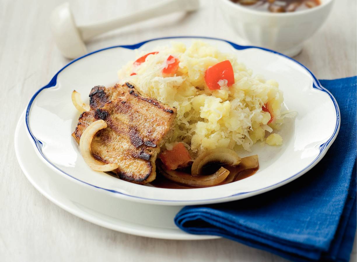 Zuurkoolstamppot met kruidige speklapjes