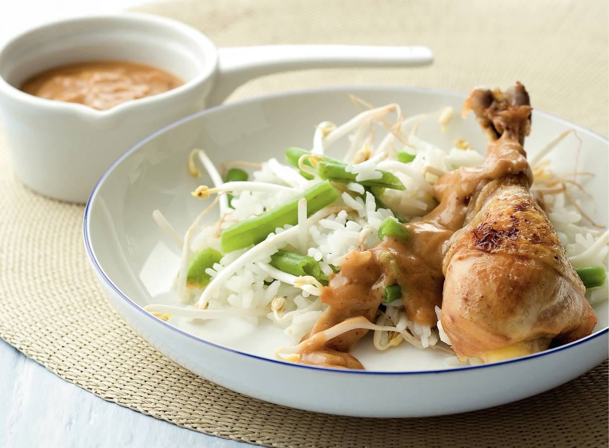 Drumsticks met bonen, taugé en pindasaus