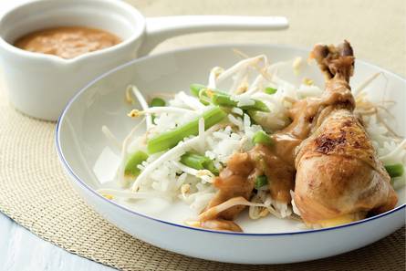 Drumsticks met bonen, taugé en pindasaus