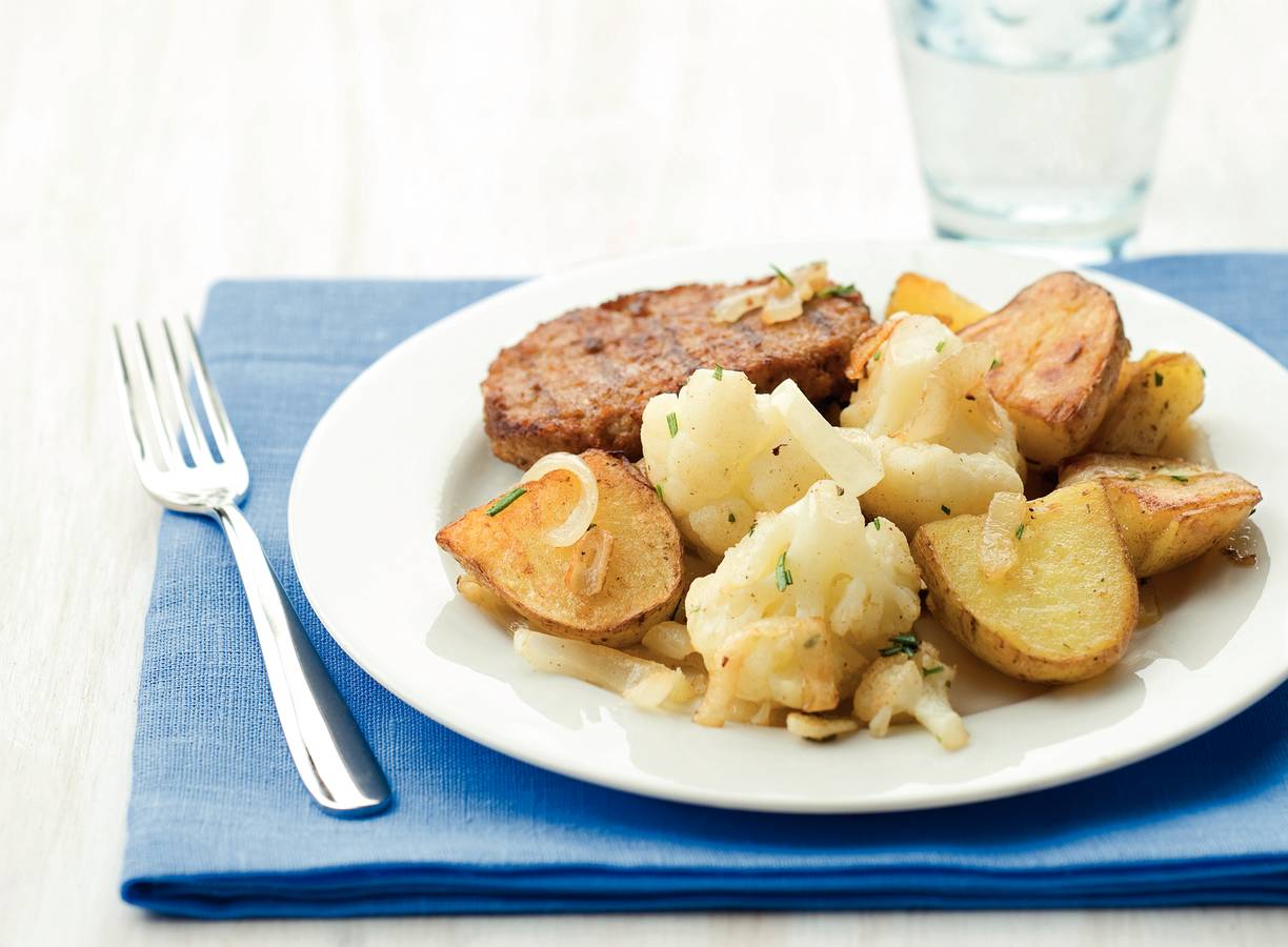 Vegaburgers met aardappelen en bloemkool