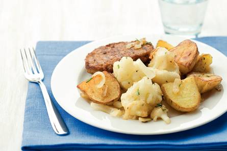 Vegaburgers met aardappelen en bloemkool