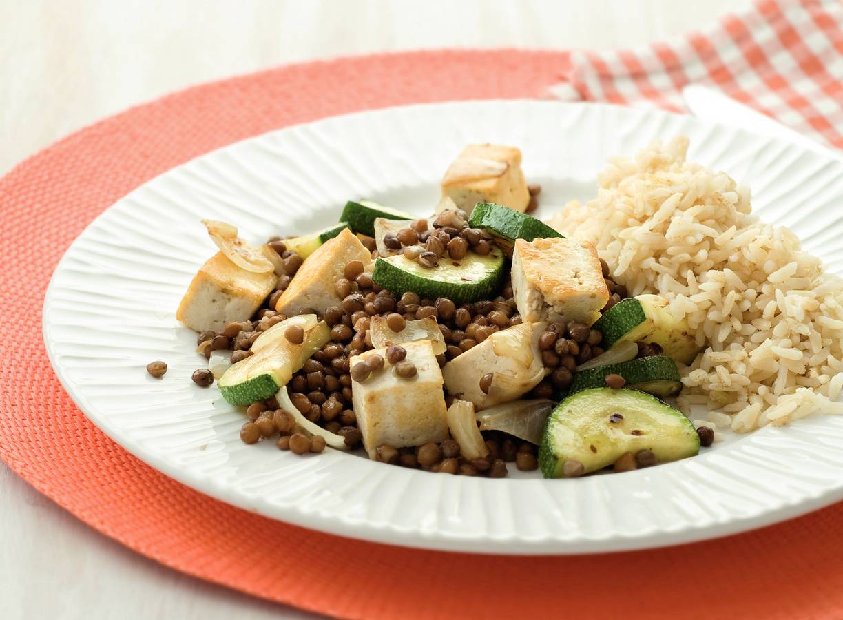 Roerbakmaaltje met linzen, tofu en courgette