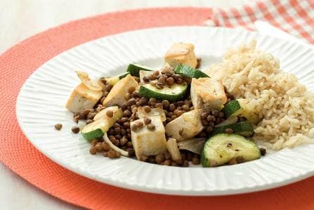 Roerbakmaaltje met linzen, tofu en courgette