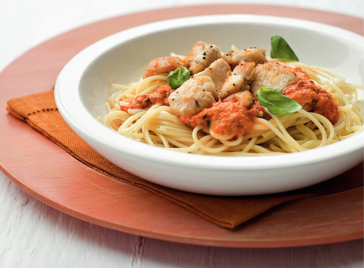 Spaghetti met kip en paprika-basilicumsaus