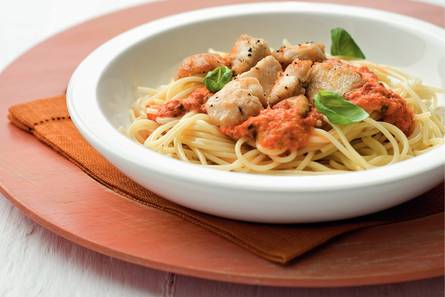 Spaghetti met kip en paprika-basilicumsaus