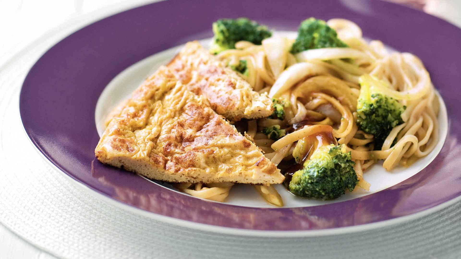 Ketjapsesamomelet met broccoli en mie recept Allerhande Albert