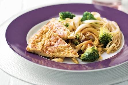 Ketjap-sesamomelet met broccoli en mie