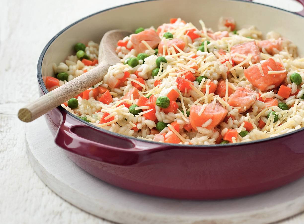 Zalmrisotto met tuinerwten en wortel