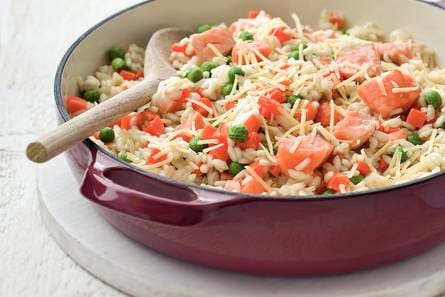 Zalm­ri­sot­to met tui­n­erw­ten en wor­tel