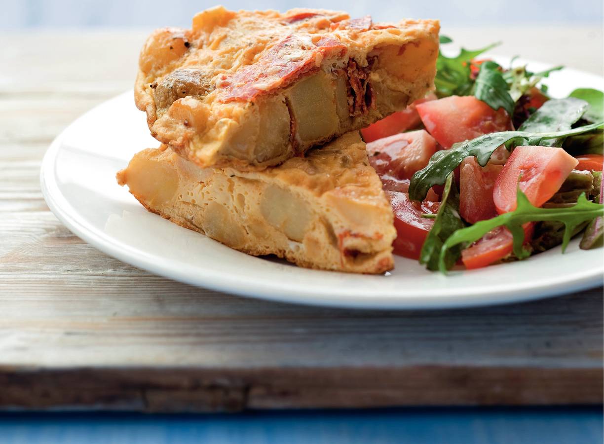 Aardappeltortilla met tomatensalade