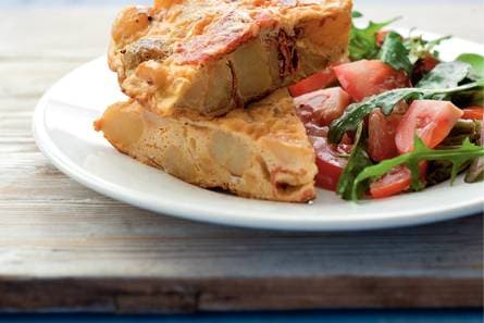 Aardappeltortilla met tomatensalade